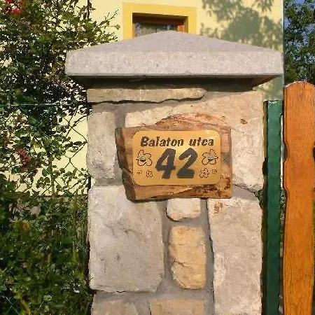 Sunflower Apartment, Napraforgoapartman Apartment