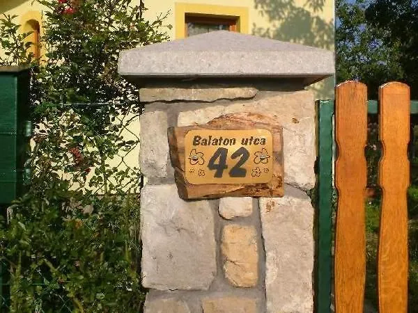 Sunflower Apartment, Napraforgoapartman Apartment